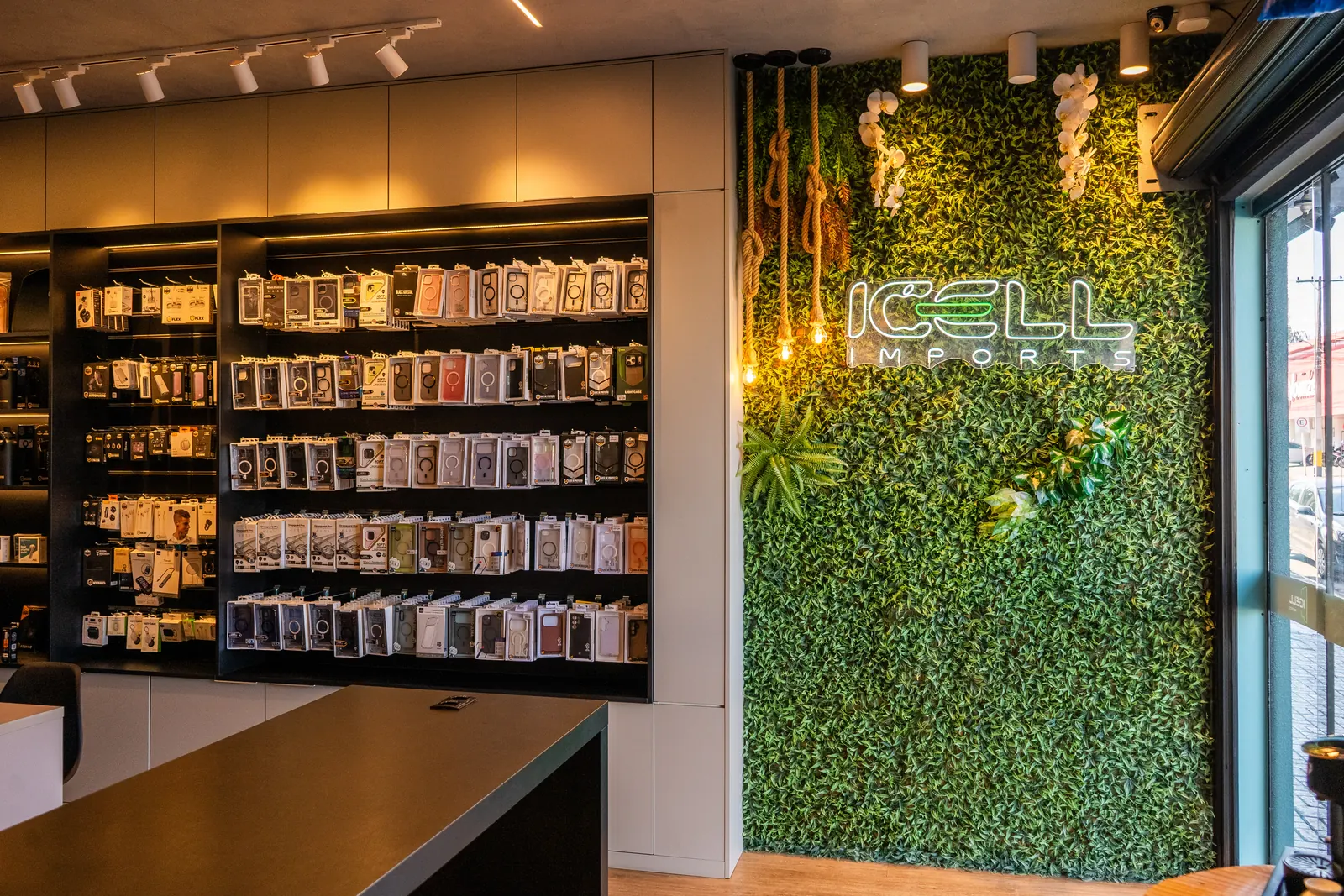 Interior da loja iCell Imports